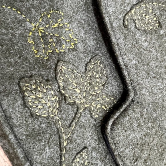 Villager Liz Claiborne Embroidered Small Felt Shoulder Bag - Picture 8 of 16